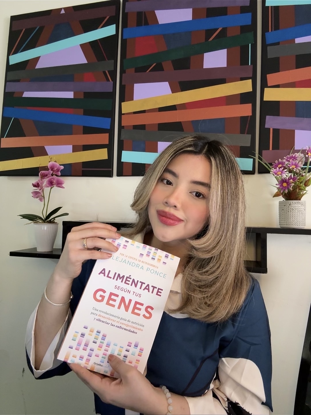 Jessica Guaycha con el libro Aliméntate según tus genes
